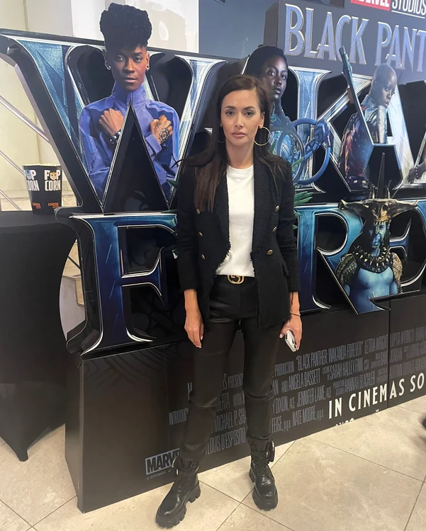 Raluca Dumitru a venit îmbracată în negru la avanpremiera filmului „Black Panther”. Foto: Click!