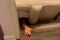 Femeie blocata dupa o canapea jpg