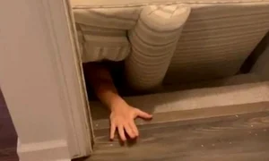 Femeie blocata dupa o canapea jpg