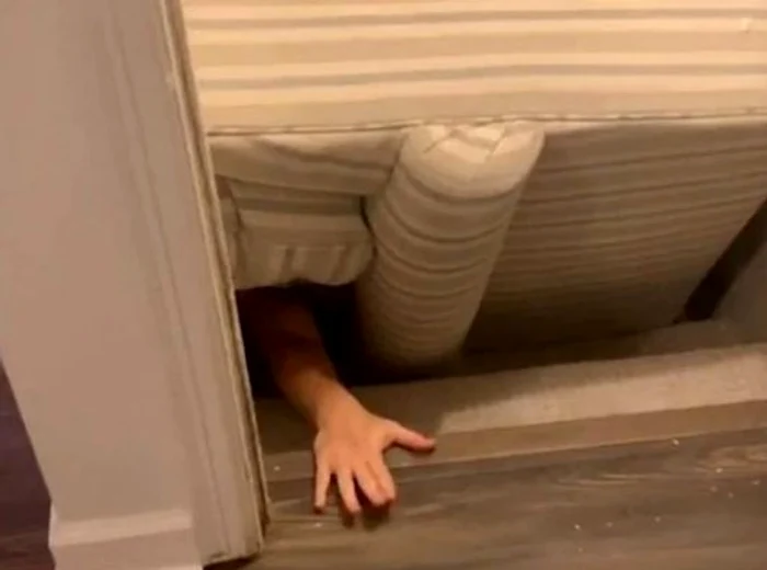 A fost nevoie de intervenția pompierilor, ca să poată scăpa (foto captură video)