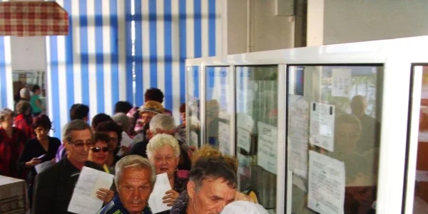 1 200 de pensionari din Vâlcea au luat bani cu împrumut de la CAR în septembrie