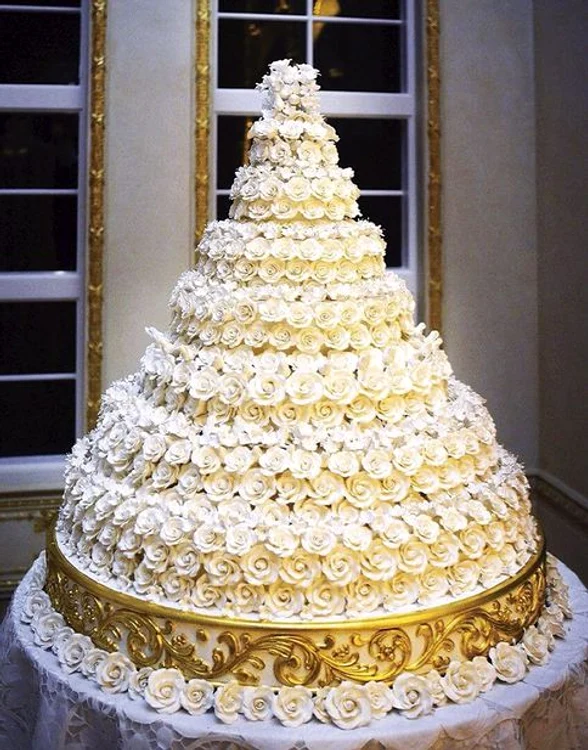 
    Acest tort a fost decorat cu 3.000 de trandafiri comestibiliClick! pentru femei  