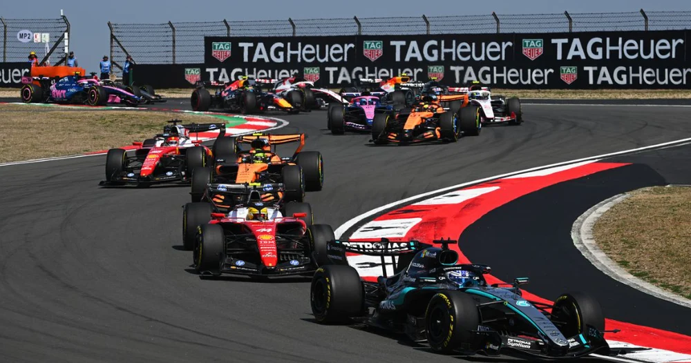 George Russell se impune în cursa de Sprint din China după dueluri incendiare cu piloții Ferrari. Mercedes strălucește