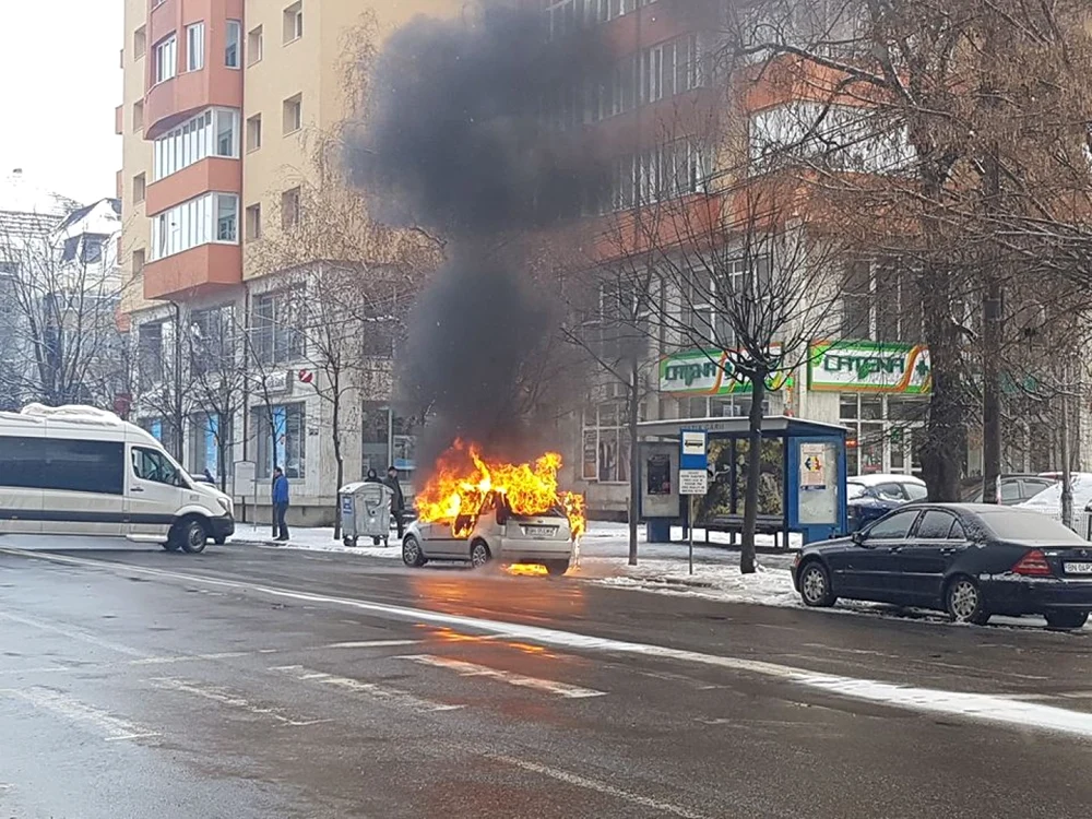 Autoturismul a fost cuprins de flăcări, acestea manifestându-se violent
