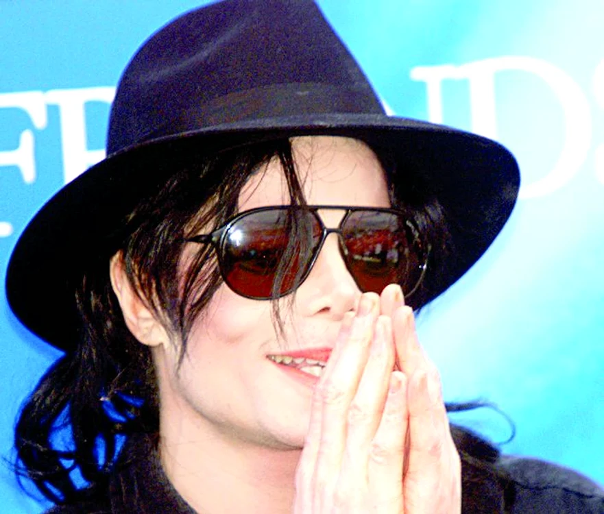 
    Michael Jackson  prefera pălăriile  uni, cu boruri din  mătase naturală  