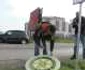 Flavius Băican lucrează la începărtarea semnelor