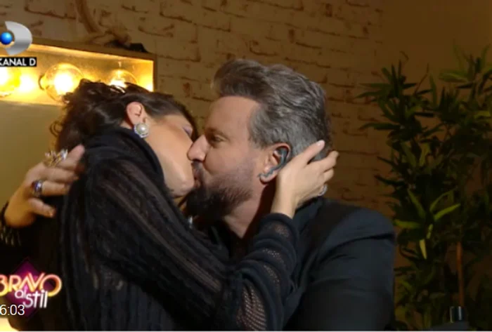 
    Cristina Ich & Cătălin Botezatu, sărutându-se în culisefoto: arhivă  