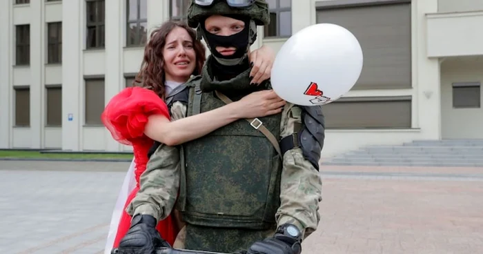 Belarus: o demonstrantă şi un soldat!