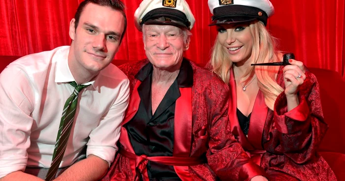 Cooper
Hefner, alături de tatăl său, Hugh Hefner, fondatorul Playboy FOTO
GettyImages/Gulliver