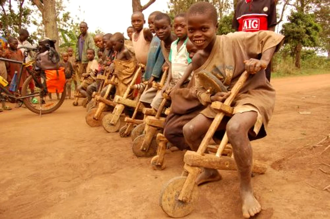 
    Ştefan Roman s-a luat la întrecere cu copiii din Burundi / Foto: Ştefan Roman  