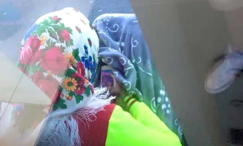 Femeia nu avea nicio jenă în a şi etala telefonul scump  jpeg