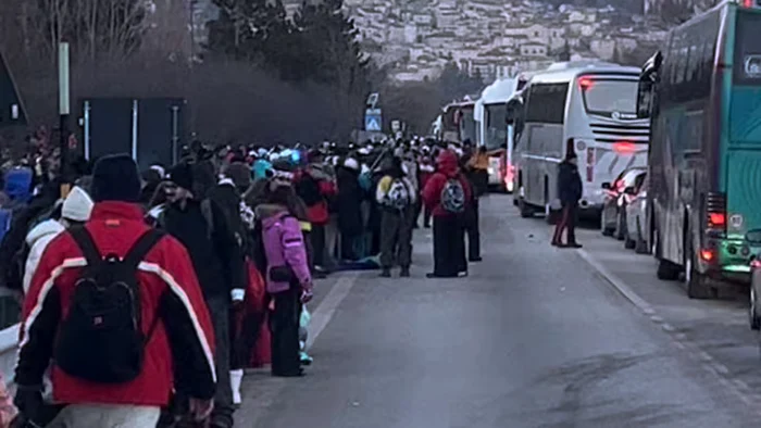 Peste 220 de autobuze cu turiști au blocat stațiunea FOTO Captură video / X
