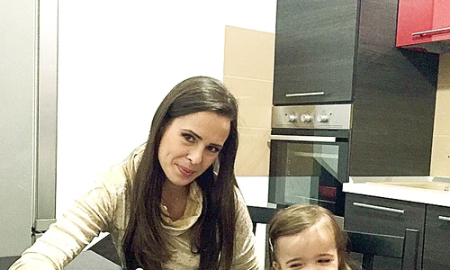 Fetiţei ei, Renata,   are grijă să i dea  mâncare sănătoasă,  adecvată vârstei jpeg