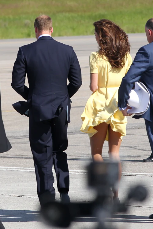 Kate Middleton cu rochia galbenă suflată de vânt, în 2011, Profimedia (2) jpg