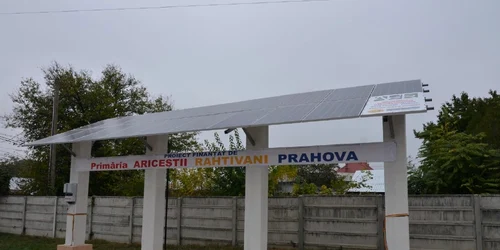 Sistemul va asigura integral alimentarea cu energie electrică a iluminatului primăriei. Foto CJ Prahova