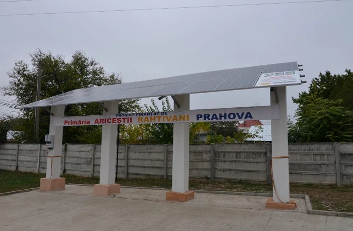 Sistemul va asigura integral alimentarea cu energie electrică a iluminatului primăriei. Foto CJ Prahova