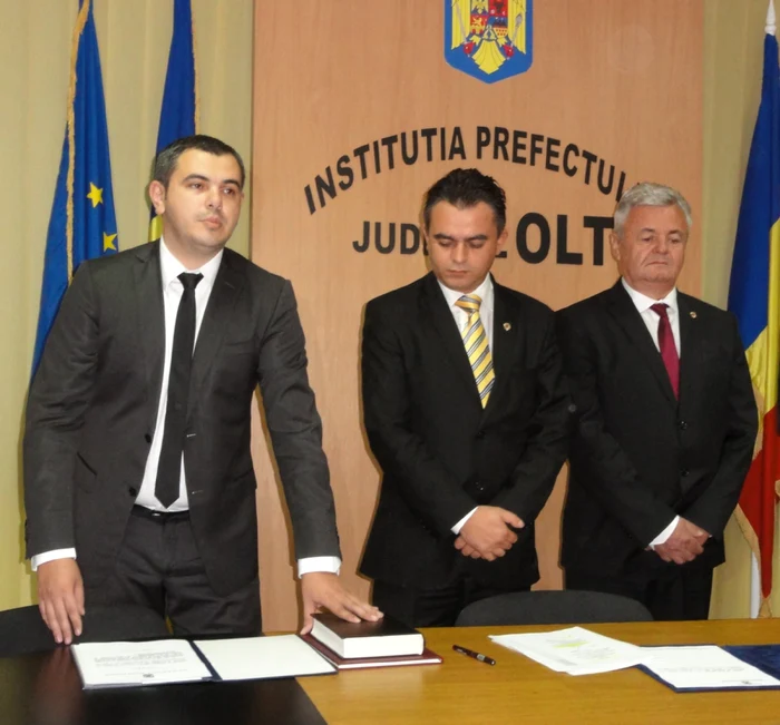 Noul prefect al judeţului Olt, Cătălin Rotea (stg.), are 29 de ani... (FOTO: Mugurel Manea)