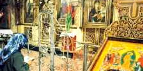 Credincioşii ortodocşi se simt mai aproape de Dumnezeu când se roagă în faţa icoanelor   