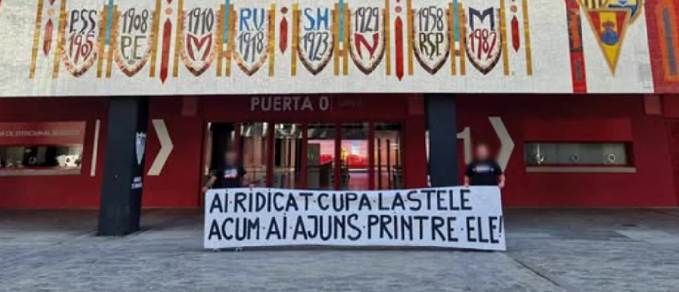 Mesajul așfiat în fața arenei din Sevilla. Foto Instagram