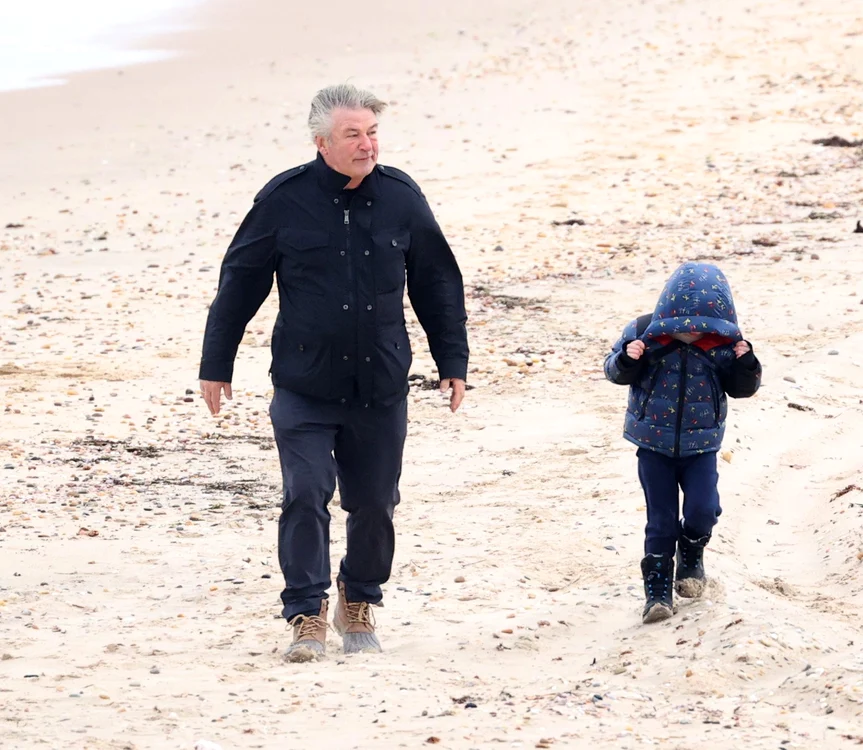 Baldwin e cu nervii la pământ după tragedie şi petrece mult timp plimbându-se cu fiul lui, Rafael