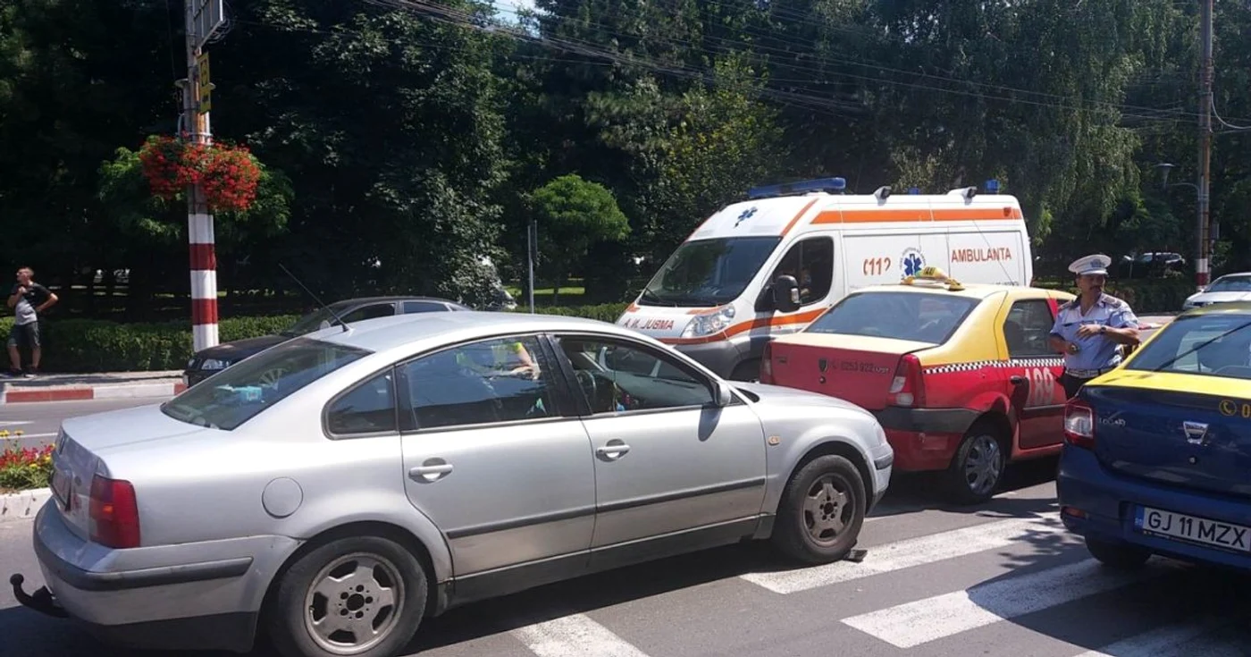 Maşina de taxi a fost lovită în partea din spate