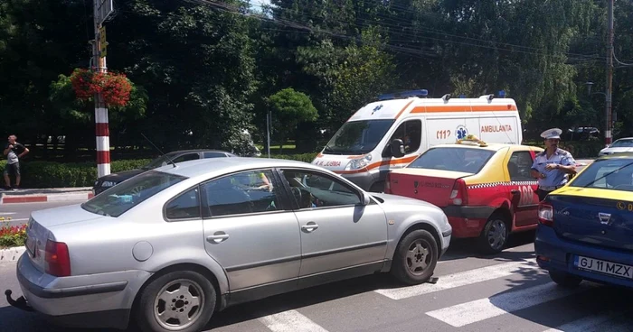 Maşina de taxi a fost lovită în partea din spate