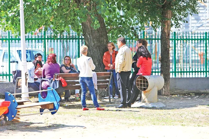 Părinţii au aşteptat nerăbdători  3 ore, dincolo de gard