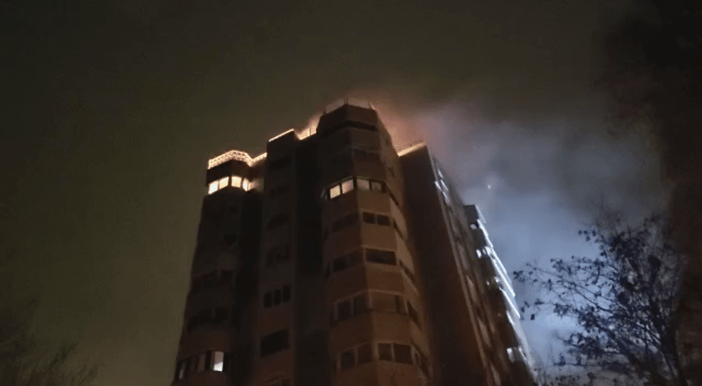 Bloc-turn cuprins de flăcări în Constanța. Acoperișul imobilului din Faleză Nord a luat foc VIDEO