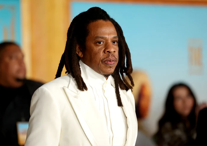 Jay-Z, îmbrăcat într-un costum alb