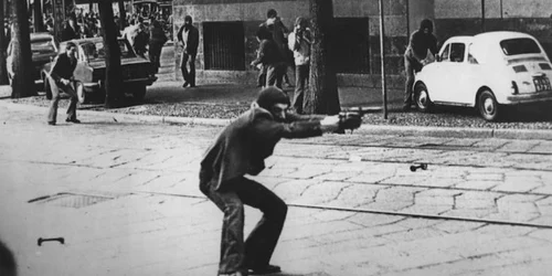 Brigăzile Roşii atacand pe o strada din Milano la 14 mai 1977 FOTO Paolo Pedrizzetti/ ilpost.it
