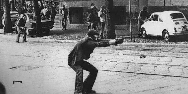 Brigăzile Roşii atacand pe o strada din Milano la 14 mai 1977 FOTO Paolo Pedrizzetti/ ilpost.it