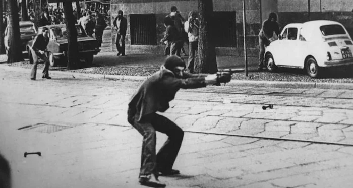 Brigăzile Roşii atacând pe o
stradă din Milano la 14 mai 1977 FOTO Paolo Pedrizzetti/ ilpost.it