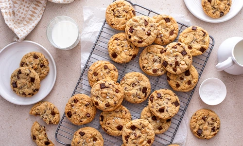 Fursecuri cu ciocolata si cocos  Sursa foto shutterstock 2353013757 jpg