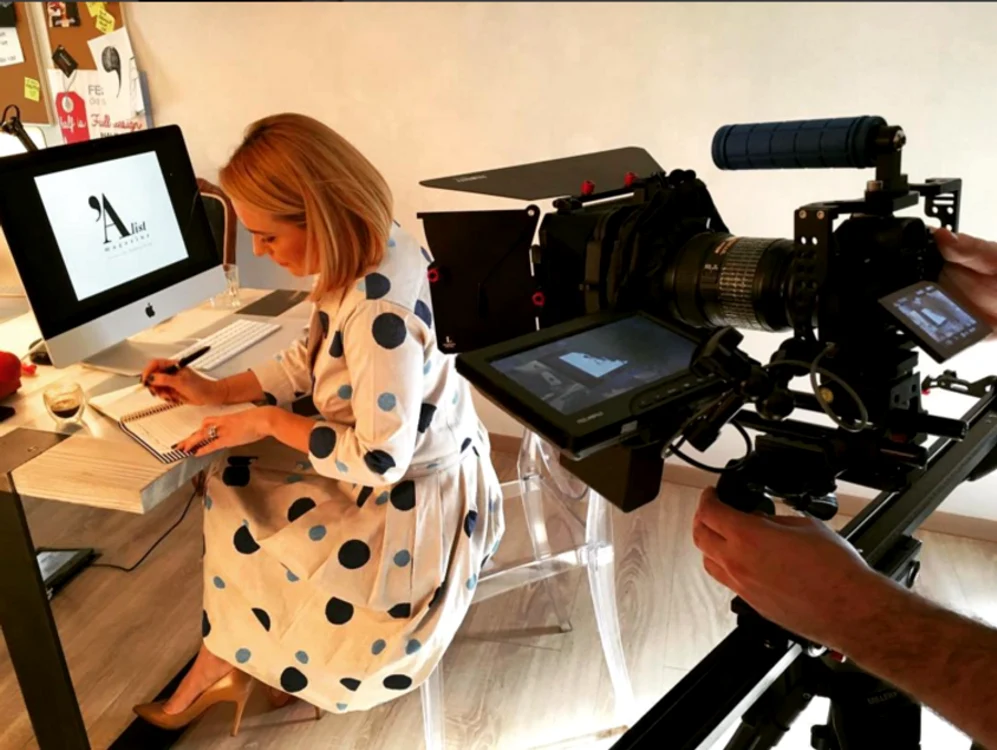 Andreea Esca în redacția alistmagazine.rofoto: arhiva personală
