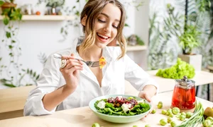 femeie care mănâncă salată  foto   Shutterstock jpg