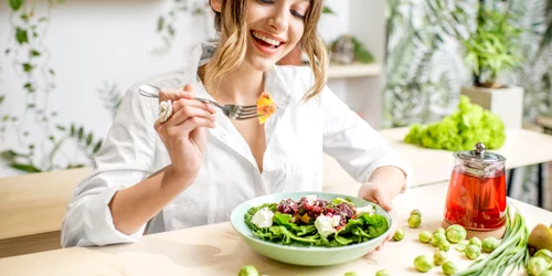 femeie care mănâncă salată  foto   Shutterstock jpg