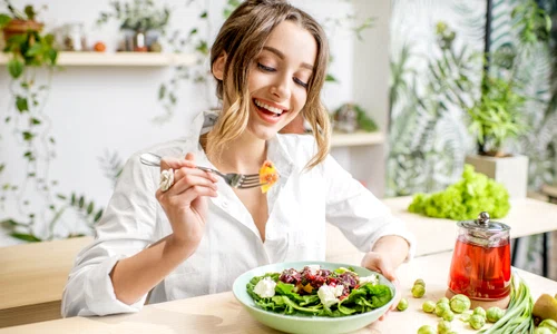 femeie care mănâncă salată  foto   Shutterstock jpg