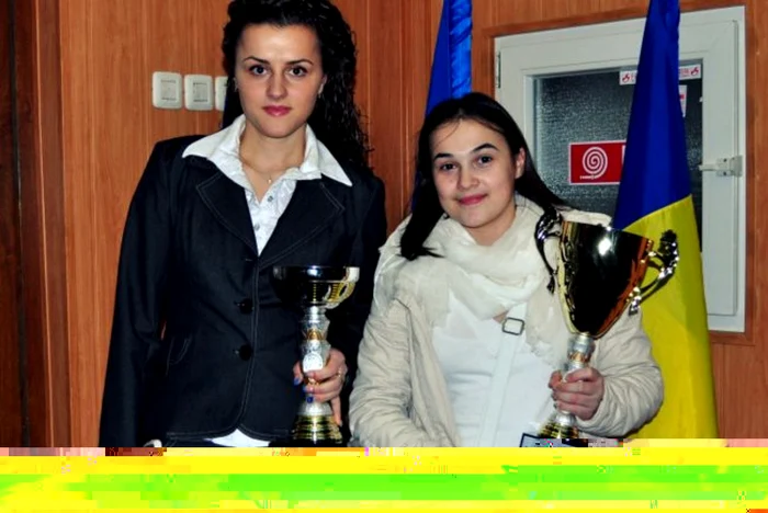 Anamaria Gherghel şi Raluca Haidu au primit titlul de cele mai bune sportive din judeţ. D.G.