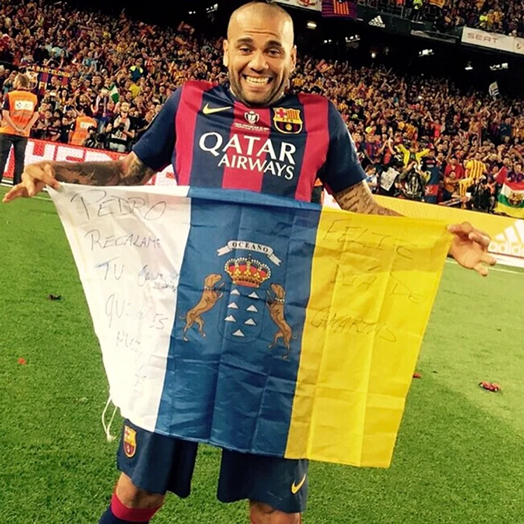 La unul dintre meciuri, Dani Alves a ţinut în mână un steag al Insulelor Canare, locul de origine al iubitei sale