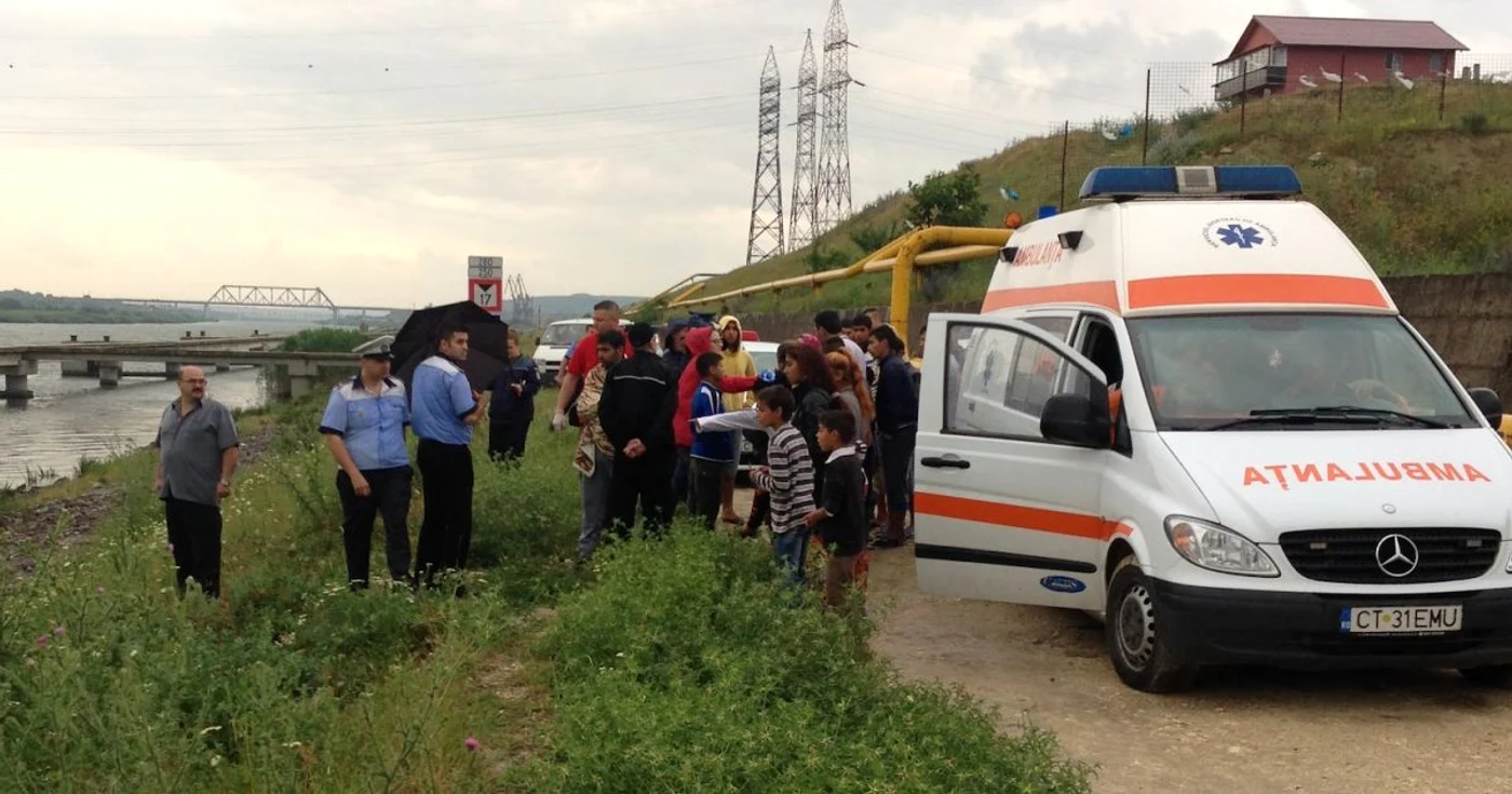 Oamenii legii au început ancheta pe marginea canalului. FOTO S.R.