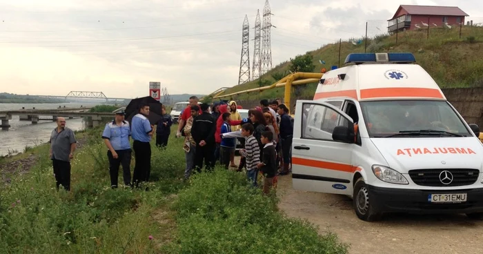 Oamenii legii au început ancheta pe marginea canalului. FOTO S.R.