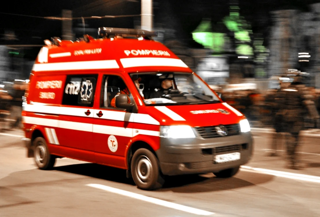 Femeia a fost transportată de SMURD la spital