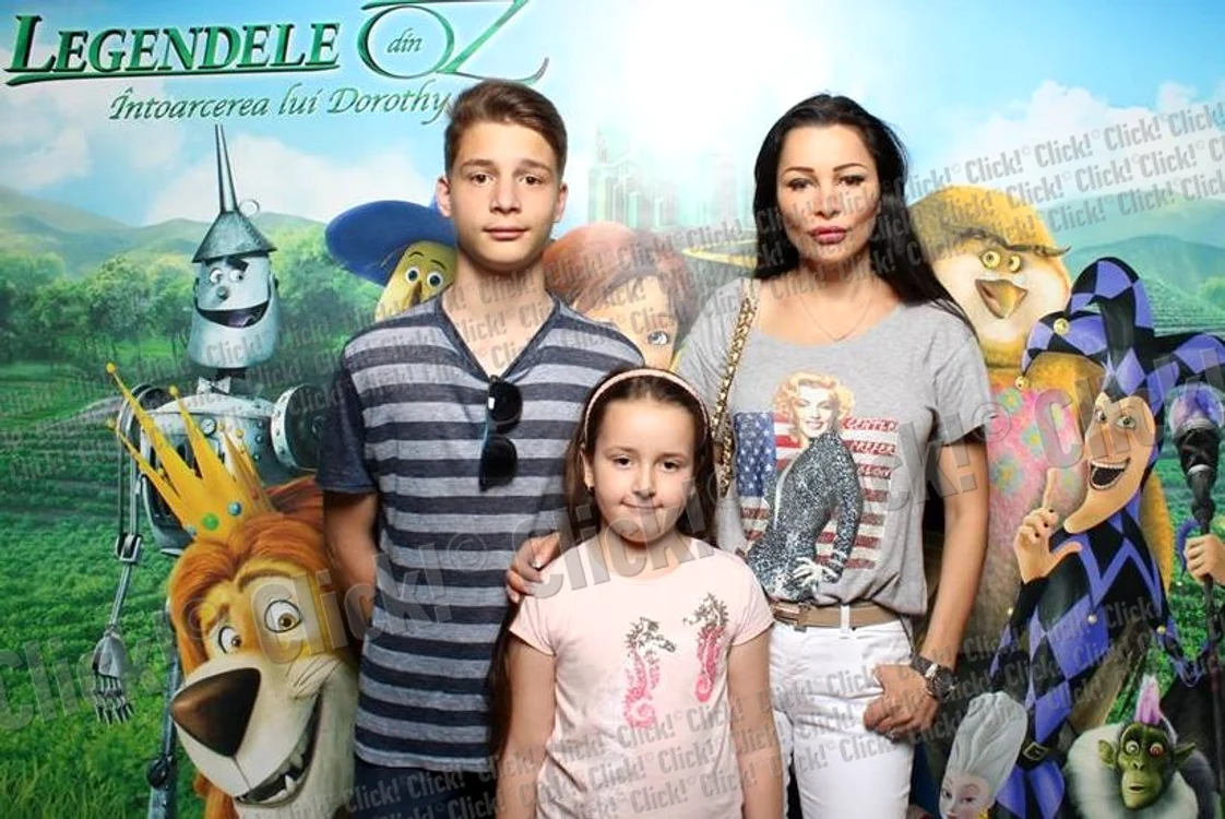 Brighitte Sfăt a venit la cinema alături de cei doi copii ai ei