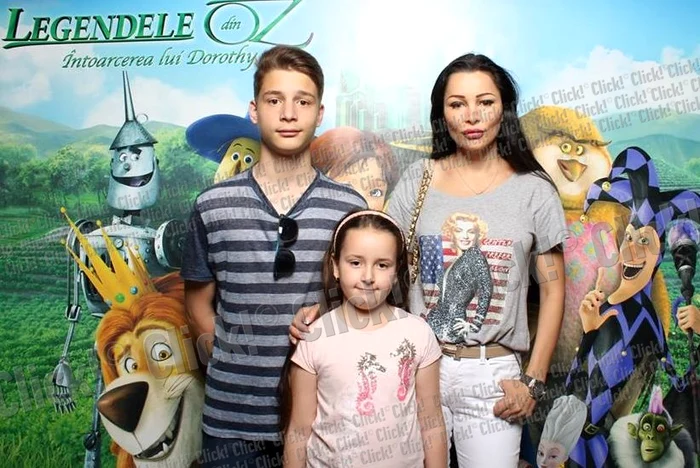 Brighitte Sfăt a venit la cinema alături de cei doi copii ai ei