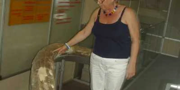 Lucica Pârvan, directoarea Muzeului Judeţean Botoşani, prezintă exponatul rarisim