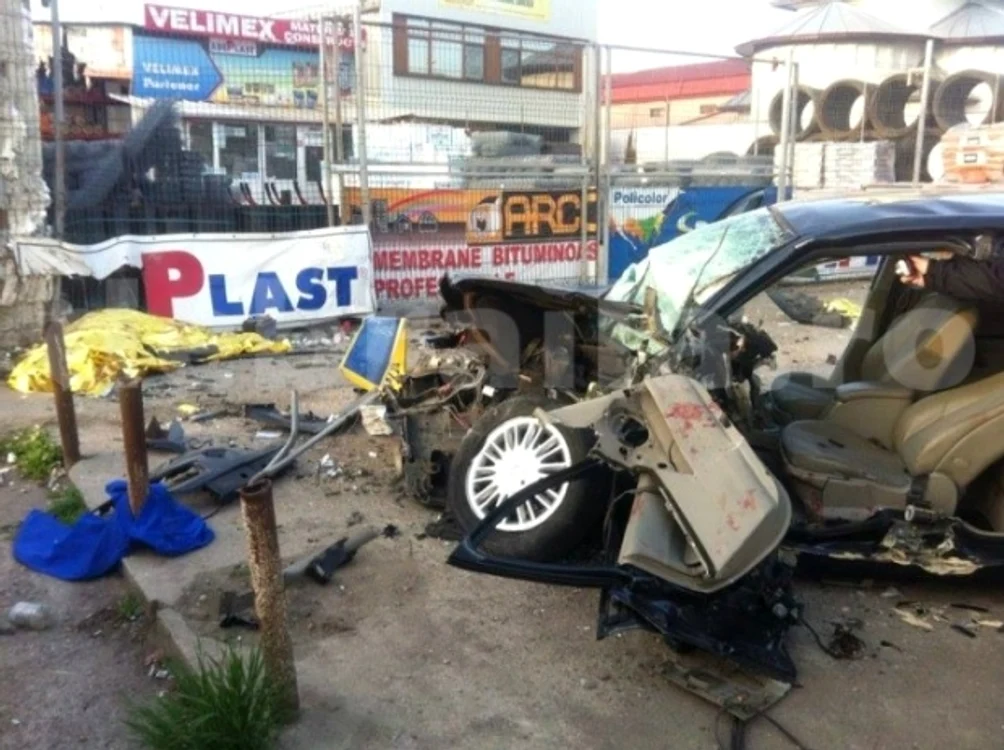 Bărbatul a pierdut controlul maşinii, a intrat pe contrasens şi a izbit în plin staţia de autobus de la TUG