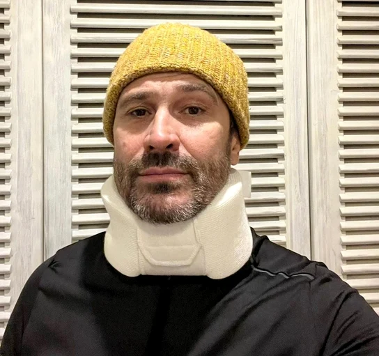 Chef Nicolai Tand poartă guler cervical