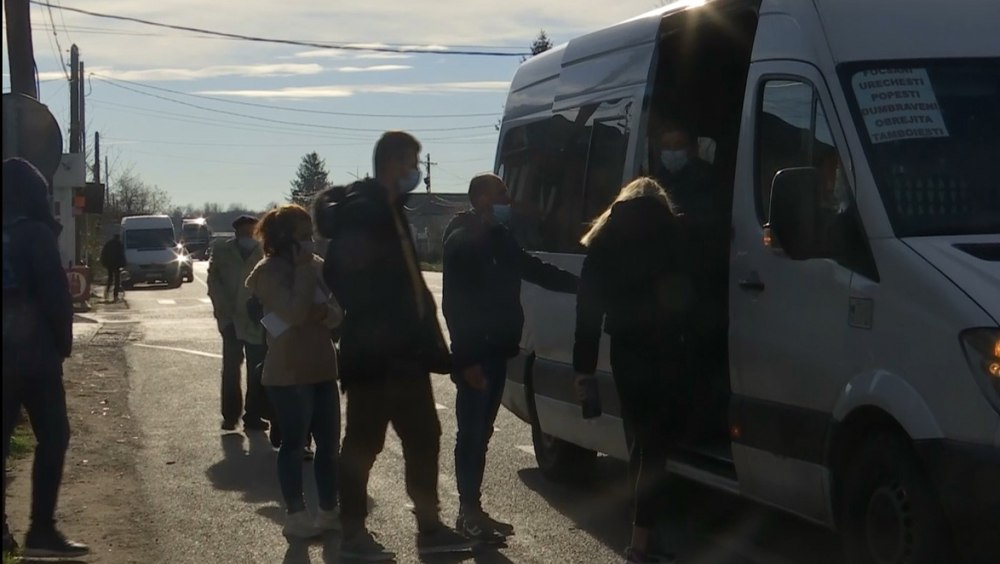 Elevi navetiști lăsați de șofer în stație pentru că nu aveau bani de bilet 
