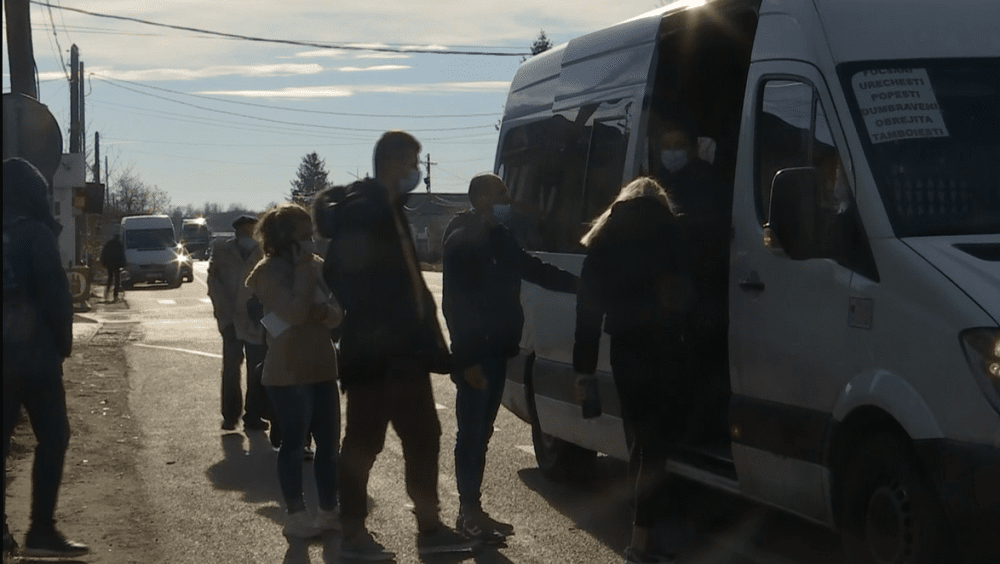 Elevi care abandonează școala pentru că nu-și permit nici măcar transportul. „Sunt copii cu probleme mai mari decât au adulții”