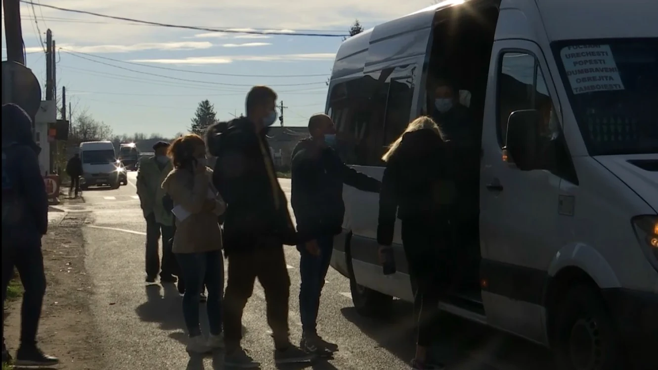 Un serviciu de transport pentru elevi ar fi o soluție pentru reducerea abandonului FOTO: arhiva